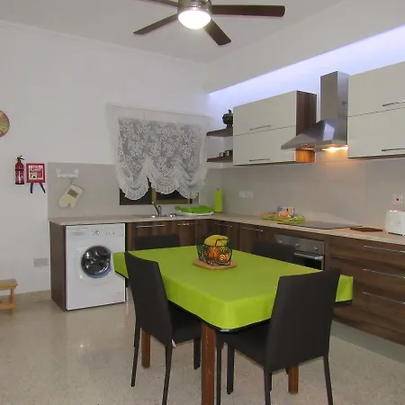 Central Studio Apartment Santa Venera