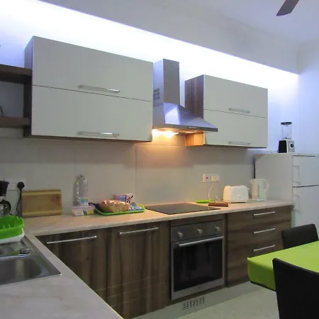 Central Studio Apartment דירה *