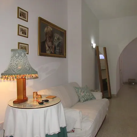 Central Studio Apartment *