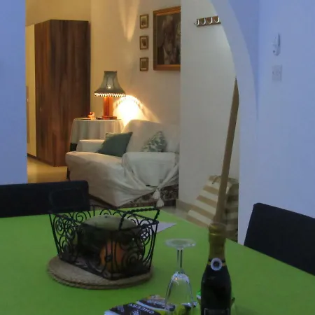 Central Studio Apartment Appartement Santa Vennera