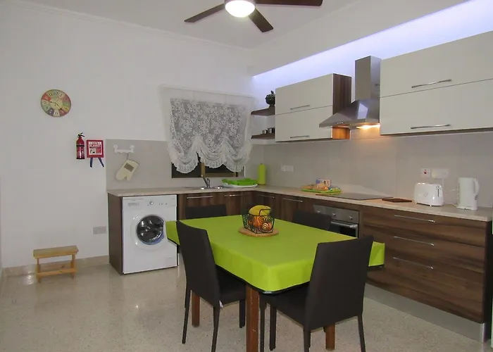 Central Studio Apartment Santa Vennera
