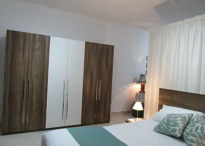 Central Studio Apartment Apartament Santa Vennera